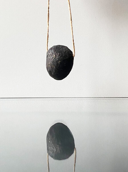 Akmens ziepes striķī - kafijas skrubja.